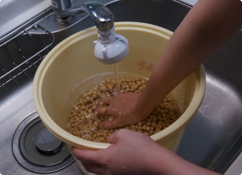 大豆を水でよく洗います